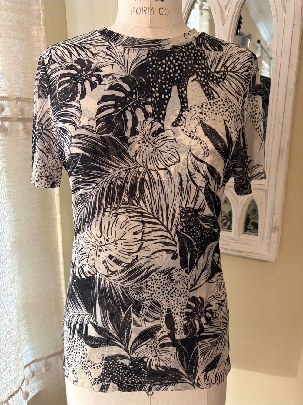 Jade By Johnny Was Black & White Tropical Leopard Print Short Sleeve Tee